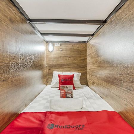 RedDoorz Hostel @ Feliz Noche Cengkareng Jakarta Buitenkant foto