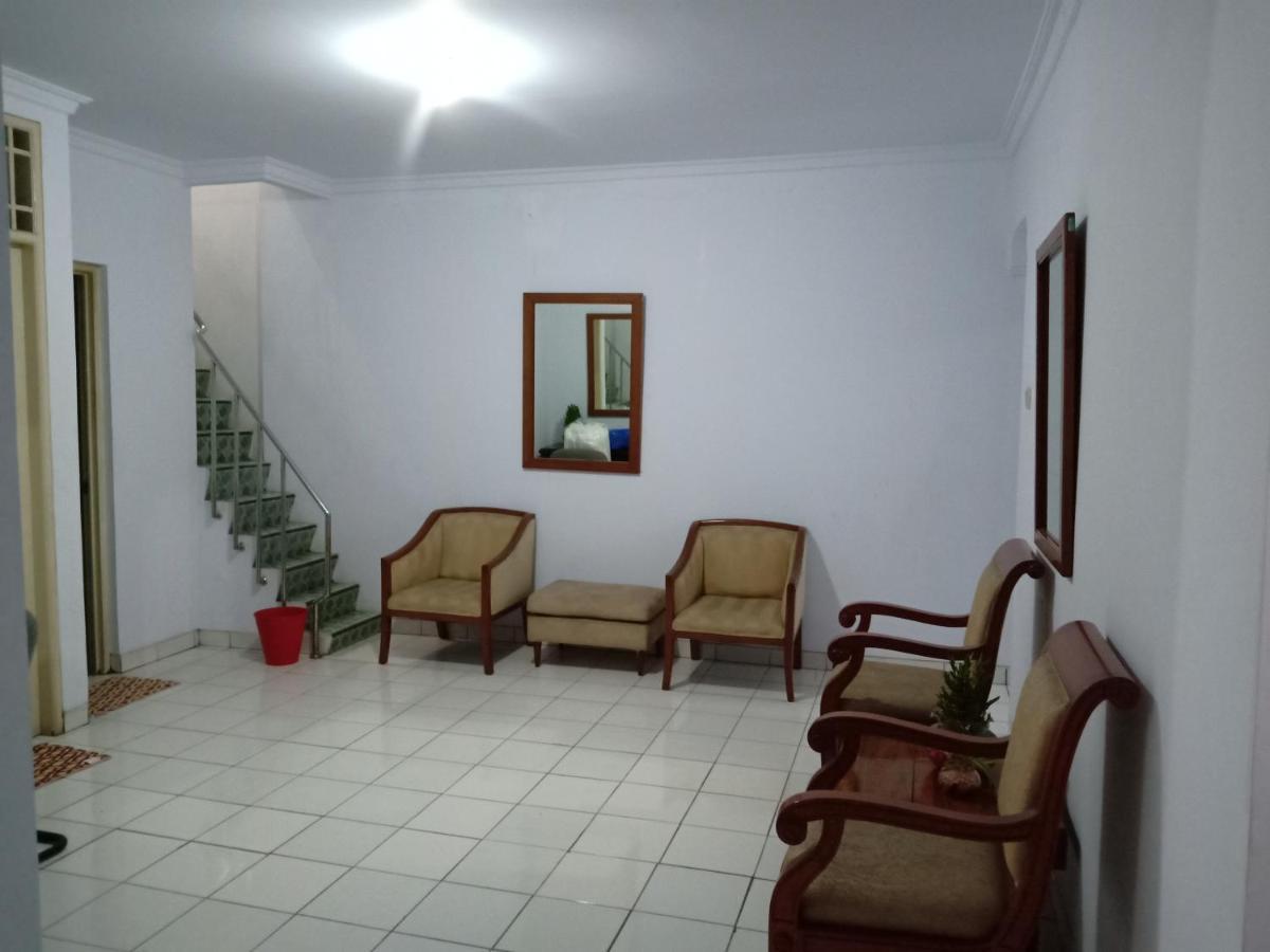 RedDoorz Hostel @ Feliz Noche Cengkareng Jakarta Buitenkant foto