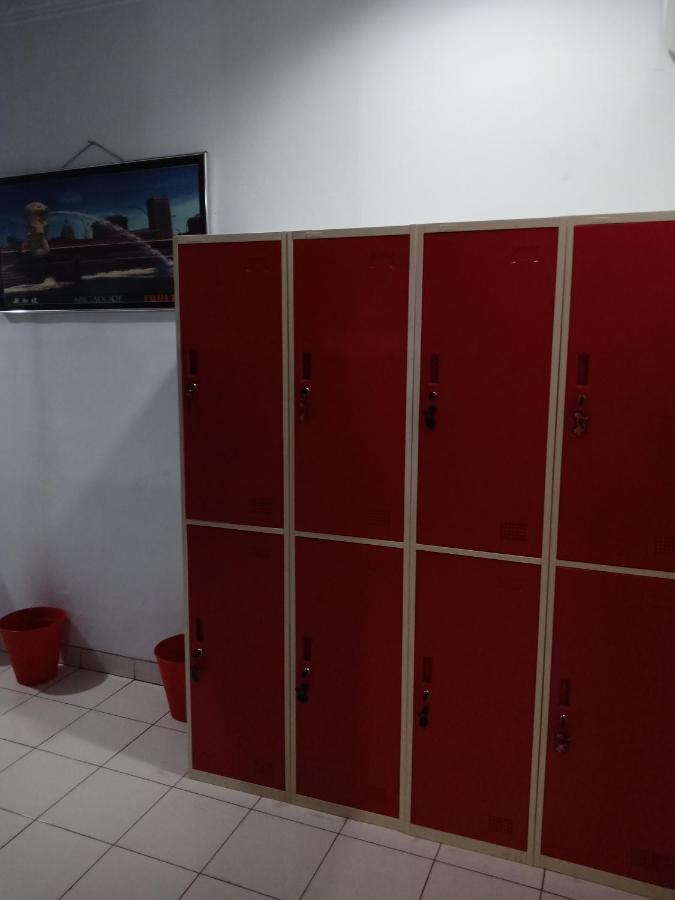 RedDoorz Hostel @ Feliz Noche Cengkareng Jakarta Buitenkant foto