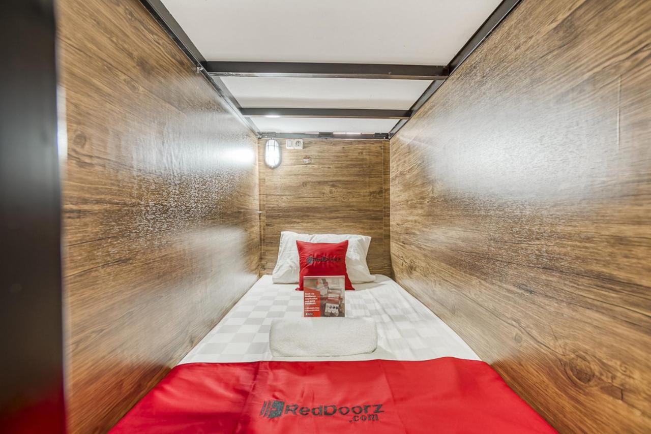 RedDoorz Hostel @ Feliz Noche Cengkareng Jakarta Buitenkant foto