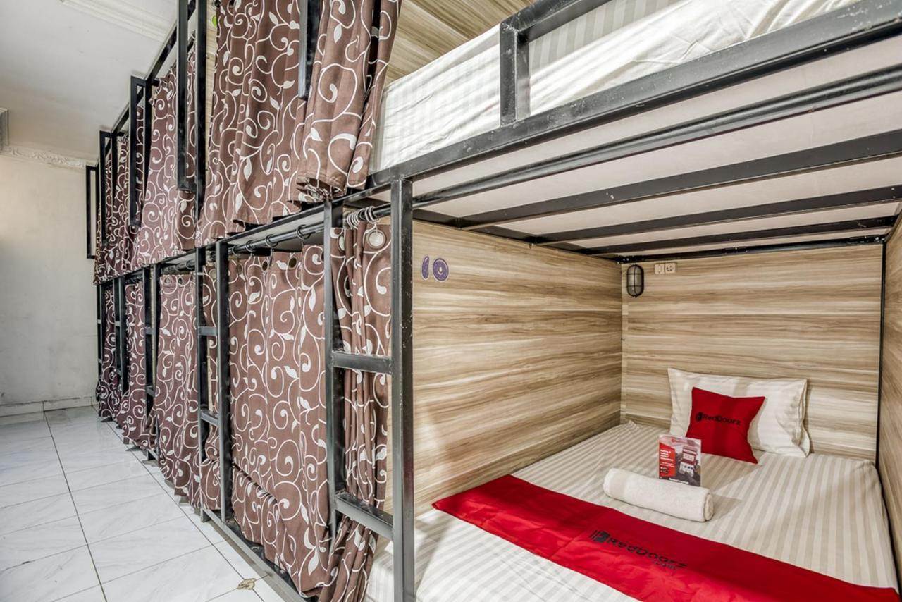 RedDoorz Hostel @ Feliz Noche Cengkareng Jakarta Hostel Bedden foto