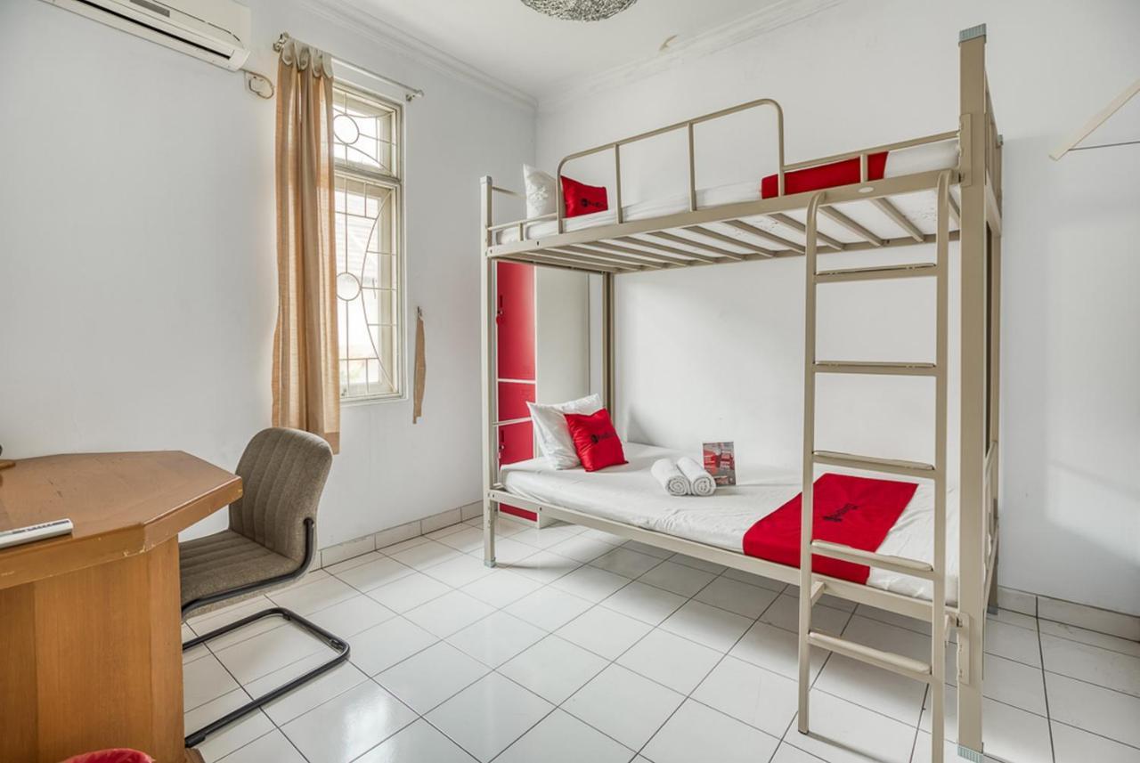 RedDoorz Hostel @ Feliz Noche Cengkareng Jakarta Hostel Bedden foto